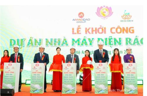 Các đại biểu thực hiện nghi thức khởi công Nhà máy điện rác 