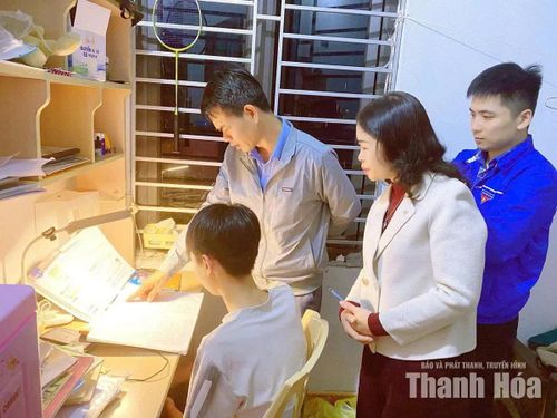 Thầy Trương Hữu Thuận cùng ban giám hiệu, đoàn thanh niên trường thăm góc học tập của học sinh.