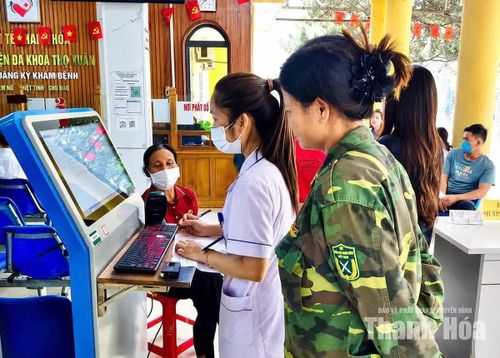 Hướng dẫn người dân thực hiện khám bệnh trên hệ thống số tại Bệnh viện Đa khoa Thọ Xuân.