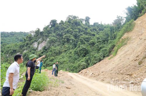 Lực lượng chức năng xã Mường Mìn khảo sát khu vực có nguy cơ sạt lở.