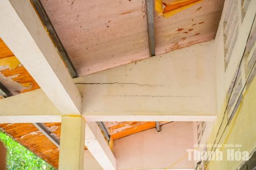 Những đường nứt chằng chịt trên tường như một dấu hiệu cảnh báo về tình trạng xuống cấp nghiêm trọng, tiềm ẩn nguy cơ mất an toàn cho thầy và trò.