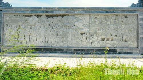 Tại khu di tích, câu chuyện về cuộc khởi nghĩa cũng được tái hiện qua hai bức phù điêu bằng đá khổ lớn. Các nghệ nhân đã phục dựng hình ảnh quá trình nghĩa quân chuẩn bị kháng chiến cũng như những diễn biến trong quá trình chiến đấu.