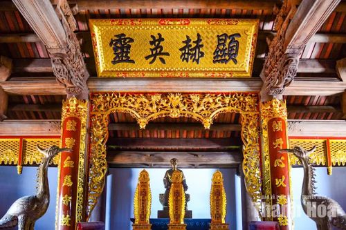 Các chi tiết chạm khắc, hoa văn tứ linh được thể hiện công phu trong không gian nhà thờ chính, góp phần tái hiện vẻ trang nghiêm của nơi tưởng niệm các thủ lĩnh và nghĩa quân Ba Đình.
