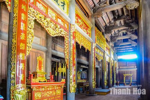 Không gian bên trong khu thờ tự tại Di tích Khu căn cứ khởi nghĩa Ba Đình được bài trí trang nghiêm, nổi bật với hệ thống cột gỗ, hoành phi và các mảng chạm khắc, sơn son thếp vàng mang đậm phong cách kiến trúc truyền thống.