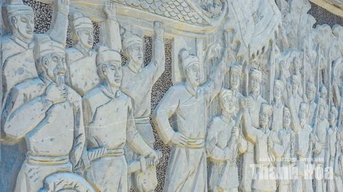 Qua ngôn ngữ điêu khắc, lát cắt của lịch sử được chuyển tải trực quan, giúp người xem hình dung rõ hơn về cuộc chiến đấu của nghĩa quân Ba Đình.