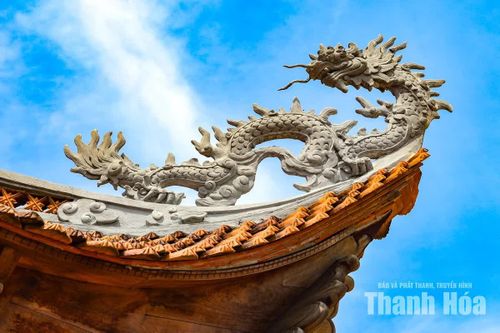 Bốn đầu mái được uốn cong với hình tượng con rồng và con nghê, tạo điểm nhấn cho tổng thể công trình.