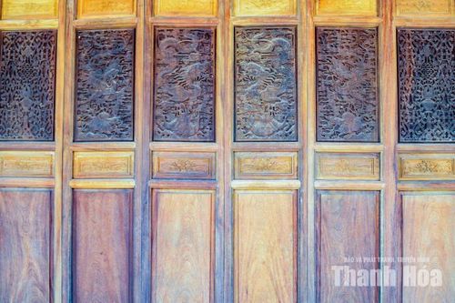 Các công trình được phục dựng, tôn tạo theo hình thức kiến trúc truyền thống, tạo nên một không gian vừa trang nghiêm, vừa hài hòa với cảnh quan của khu căn cứ.