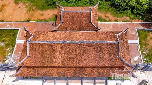 Phần mái được lợp bằng ngói đỏ 2 lớp. Lớp dưới là ngói liệt khắc hoa văn chữ Thọ; lớp trên là ngói mũi thủ công đốt bằng rơm có nguồn gốc từ Thạch Thất.