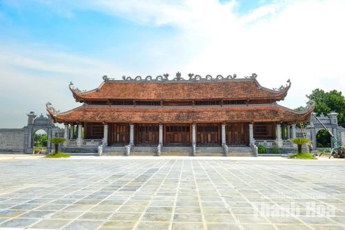 Nổi bật trong quần thể là Nhà tiền bái có quy mô 7 gian thông, với hành lang 3 bên và 6 hàng cột.