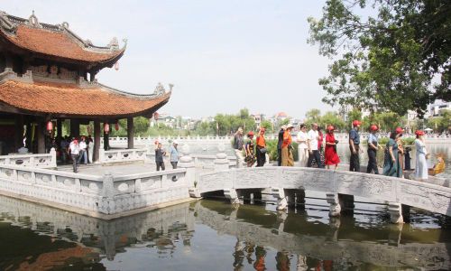 Du khách tham quan thủy đình trước đền Đô.