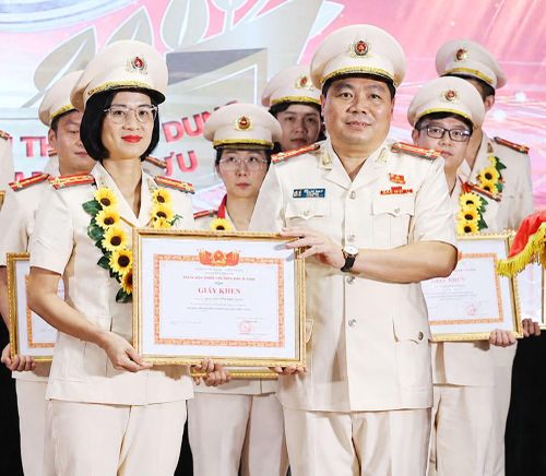 Trung tá Nguyễn Thị Thùy Dung nhận Giấy khen của Giám đốc Công an tỉnh về thành tích công tác nổi bật giai đoạn 2020 - 2025. 