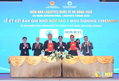 Nghi thức ký kết biên bản ghi nhớ hợp tác giữa UBND thành phố Đà Nẵng và Công ty CP Tập đoàn Sovico trong khuôn khổ Diễn đàn logistics quốc tế Đà Nẵng 2026. Ảnh: QUỐC TUẤN