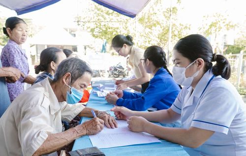 Bệnh viện Việt - Hàn Đà Nẵng tổ chức khám chữa bệnh cho người dân xã đảo Tam Hải. Ảnh: H.B