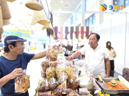 Các sản phẩm đặc trưng của Lào thu hút khách tham quan, mua sắm tại hội chợ. Ảnh: NAM BÌNH