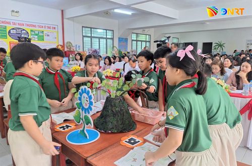 Học sinh Trường Tiểu học Lê Đình Chinh (phường Hòa Cường) trong một giờ học sinh hoạt chuyên đề về STEM. Ảnh: THU HÀ