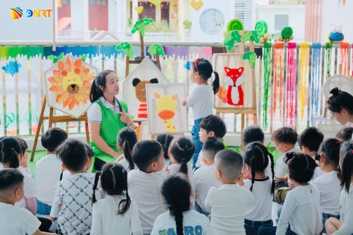 Các trường học đang tích cực chuẩn bị cho năm học mới. TRONG ẢNH: Một giờ học tại Trường Mầm non Bình Minh (phường Hải Châu). Ảnh: T.H