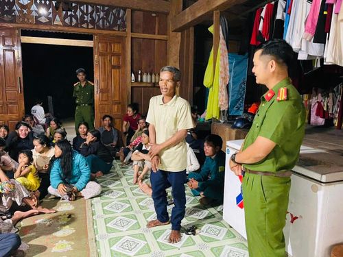 Công an xã Trà Vân họp tại nhà sinh hoạt cộng đồng, lắng nghe ý kiến, tâm tư, nguyện vọng của người dân. Ảnh: Công an xã cung cấp