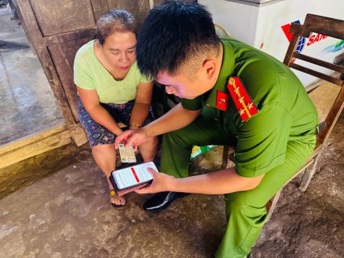 Công an xã đến tận nhà hướng dẫn người dân thực hiện thủ tục hành chính. Ảnh: Công an xã cung cấp
