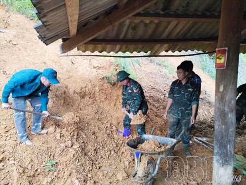 Cán bộ, chiến sĩ đơn vị phối hợp với các lực lượng cơ sở hỗ trợ người dân bản Na Ư, xã Sam Mứn khắc phục thiệt hại thiên tai.