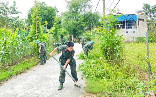Cán bộ, chiến sĩ dọn vệ sinh, phát quang đường giao thông, liên thôn bản. 