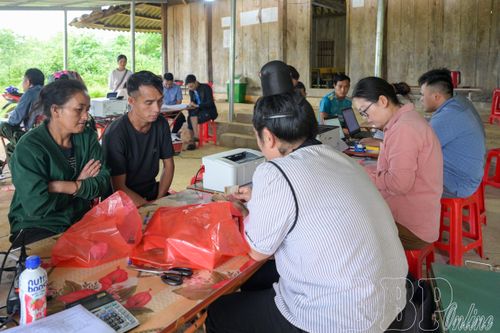 Người dân bản Pu Cai làm thủ tục nhận tiền hỗ trợ.
