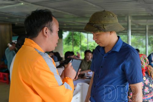 Phó Chủ tịch UBND xã Pu Nhi Phạm Duy Linh (bên phải) lắng nghe, ghi nhận ý kiến của người dân bản Pu Cai về dự án.