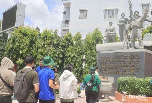 Đoàn viên, thanh niên phường Trấn Biên dâng hương tại Tượng đài chiến thắng Sân bay Biên Hòa trong quá trình tham gia hội thi Khám phá Trấn Biên - Trấn Biên Go năm 2026.