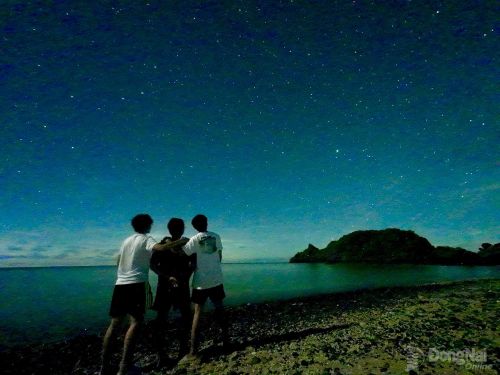 Đêm đầy sao trên đảo Hòn Tre Lớn. Ảnh: NVCC