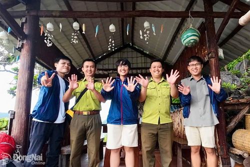 Tường Khanh (giữa) cùng các tình nguyện viên và cán bộ kiểm lâm trên đảo Hòn Tre Lớn. Ảnh: NVCC