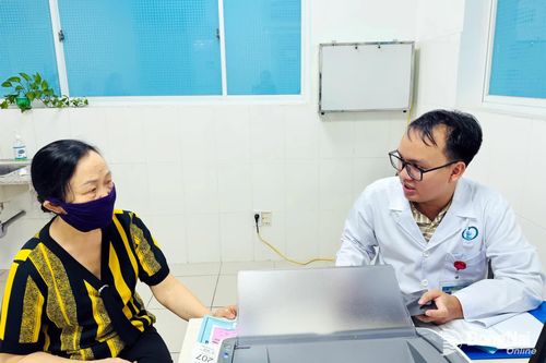 Người dân khám bệnh được hưởng bảo hiểm y tế tại Bệnh viện Đa khoa Thống Nhất. Ảnh: Hạnh Dung