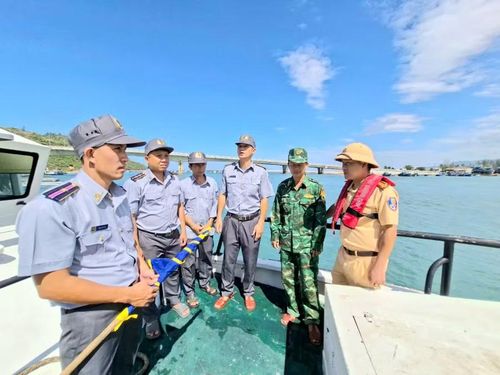 Các lực lượng chức năng tăng cường phối hợp tuần tra, kiểm soát chặt trên biển. Ảnh: N.T
