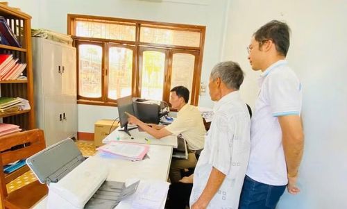 Cán bộ Phòng Kinh tế - Hạ tầng phường Hoài Nhơn Bắc cập nhật dữ liệu đất đai trên phần mềm quản lý. Ảnh: N.H