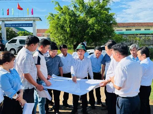 Phó Chủ tịch Thường trực UBND tỉnh Nguyễn Tuấn Thanh (người đội mũ) kiểm tra công tác số hóa dữ liệu đất đai tại xã An Lão vào ngày 2-8-2026. Ảnh: N.H