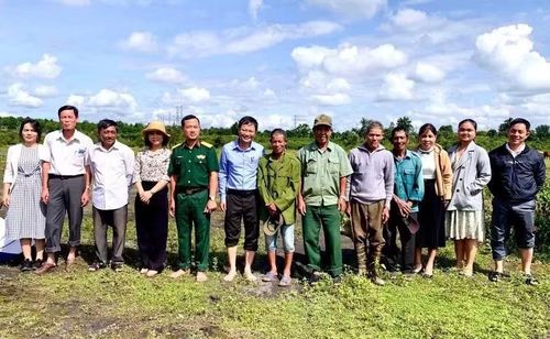Cán bộ huyện Ia Grai (cũ) cùng cựu du kích xã B6 chụp ảnh tại khu vực máy bay Mỹ bị du kích Puih Glớ bắn rơi năm 1970. Ảnh: B.P.L