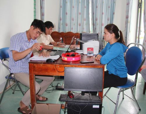 Người dân xã Pa Ủ làm các thủ tục hành chính liên quan đến đất đai.