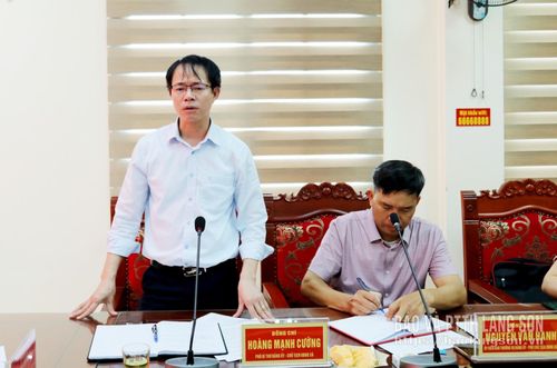 Lãnh đạo UBND xã Đồng Đăng báo cáo những vướng mắc trong thực hiện GPMB phục vụ 2 dự án tại cuộc kiểm tra