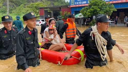 Cảnh sát cơ động giúp dân di chuyển ra khỏi vùng ngập úng do thiên tai. (Ảnh: Phạm Bằng)