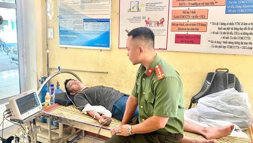 Công an xã Lâm Giang cử cán bộ chăm sóc, giúp du khách yên tâm điều trị phục hồi sức khỏe.