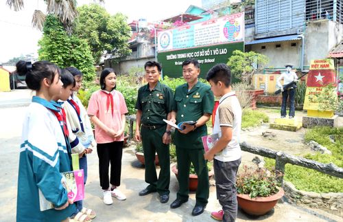 Học sinh vùng quê cách mạng Võ Lao nghe kể chuyện về thế hệ cha ông phá kho thóc Nhật, chia cho dân nghèo.
