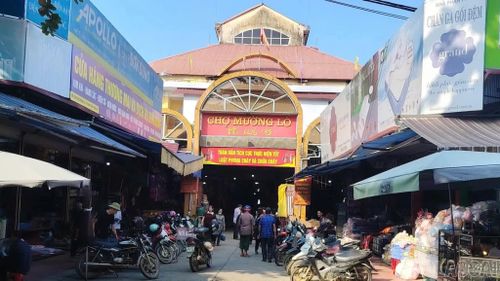Chợ Mường Lò được chỉnh trang, sắp xếp hàng hóa gọn gàng, sẵn sàng đón khách.