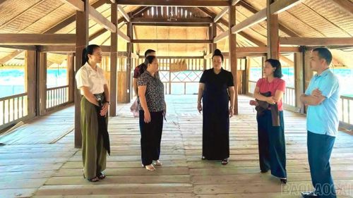 Nghệ nhân Điêu Thị Siêng góp ý nội dung, cách bố trí các nghi lễ truyền thống tại Lễ hội Tết Xíp Xí.