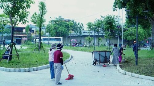 Người dân tham gia vệ sinh môi trường, chỉnh trang cảnh quan tại Sà Rèn và Tiểu công viên Mường Lò.