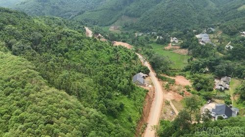 Nhờ nỗ lực đẩy nhanh tiến độ, nhiều đoạn tuyến thuộc dự án đường Khánh Hòa - Văn Yên đến nay đã cơ bản hoàn thành.