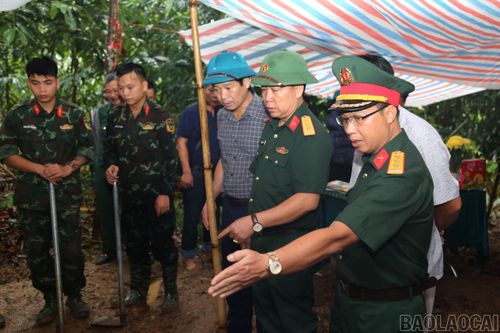 Lãnh đạo Bộ Chỉ huy Quân sự tỉnh Lào Cai và xã Bảo Nhai chỉ đạo công tác khai quật, cất bốc hài cốt liệt sĩ Bùi Văn Tự.