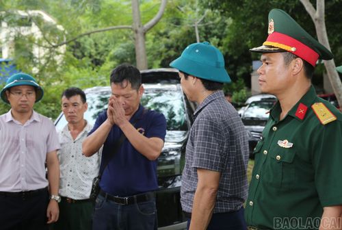 Thân nhân liệt sĩ Bùi Văn Tự xúc động cảm ơn các lực lượng và cấp ủy, chính quyền địa phương đã hỗ trợ tìm kiếm, đưa hài cốt liệt sĩ về quê hương.