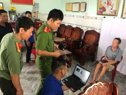 Công an Lâm Đồng hỗ trợ người dân thực hiện các thủ tục ngay tại cơ sở
