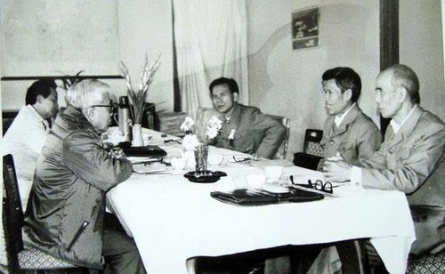 Nguyên Chủ tịch Hội đồng Bộ trưởng Phạm Hùng (người mặc áo khoác, bên trái) làm việc với Ban Chuyên án F101 tại Đà Lạt. Ảnh tư liệu
