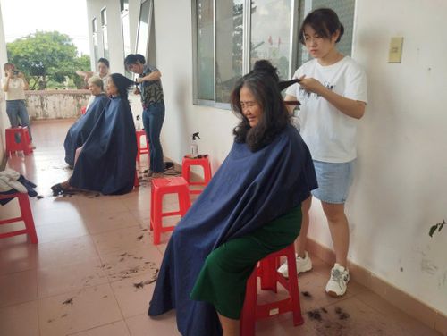 Tình nguyện viên cắt tóc cho bệnh nhân điều trị tại bệnh viện