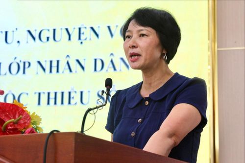 Đồng chí Phạm Thị Phúc, Phó Bí thư Tỉnh ủy, Chủ tịch Ủy ban MTTQ Việt Nam tỉnh Lâm Đồng, ghi nhận các ý kiến của đại biểu