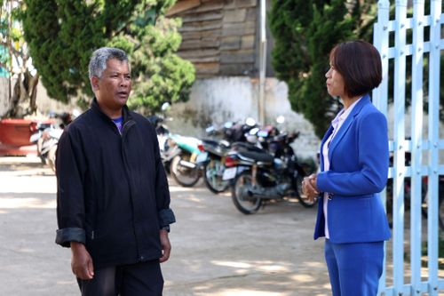 Ông K’Long Ha Som (bên trái), người có uy tín tại Tổ dân phố Tà Nung 6, phường Cam Ly - Đà Lạt tích cực phổ biến chính sách của Đảng, Nhà nước đến với người dân
